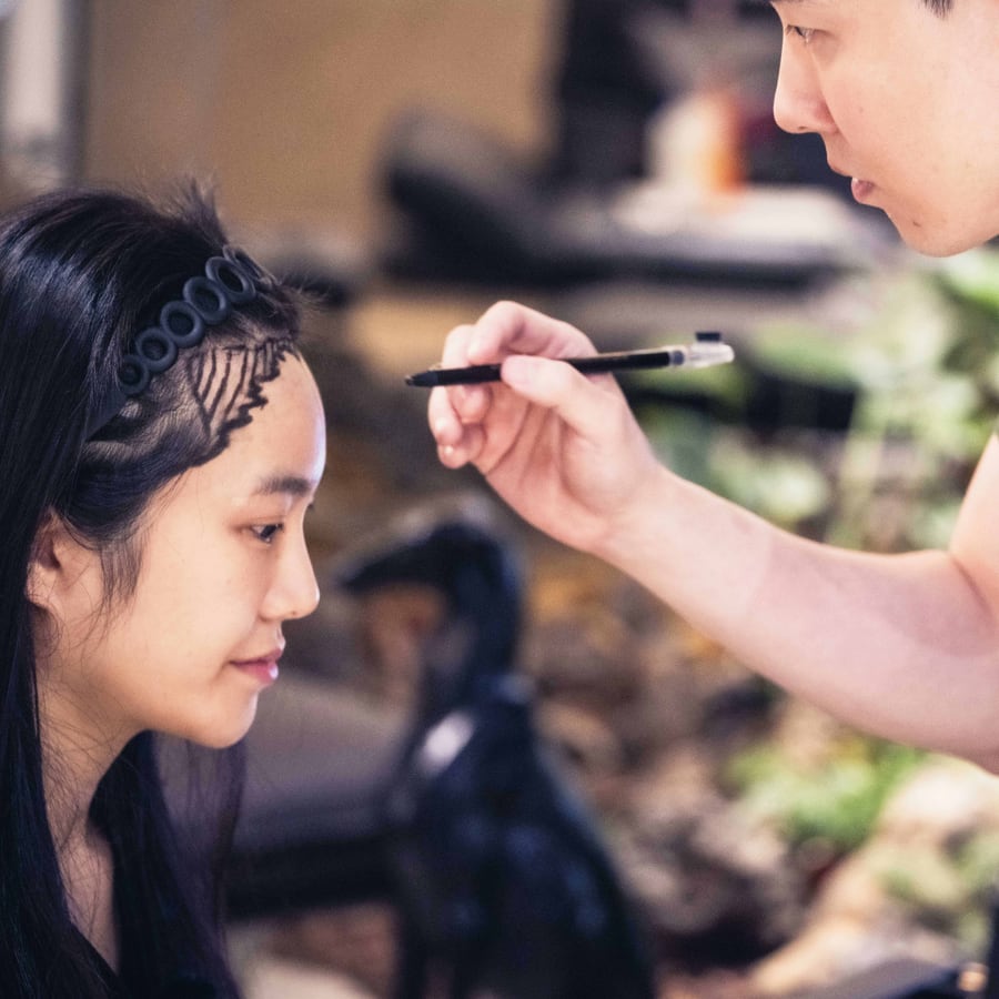 환자의 이마 앞에서 펜으로 헤어라인을 그리는 이재민 대표원장