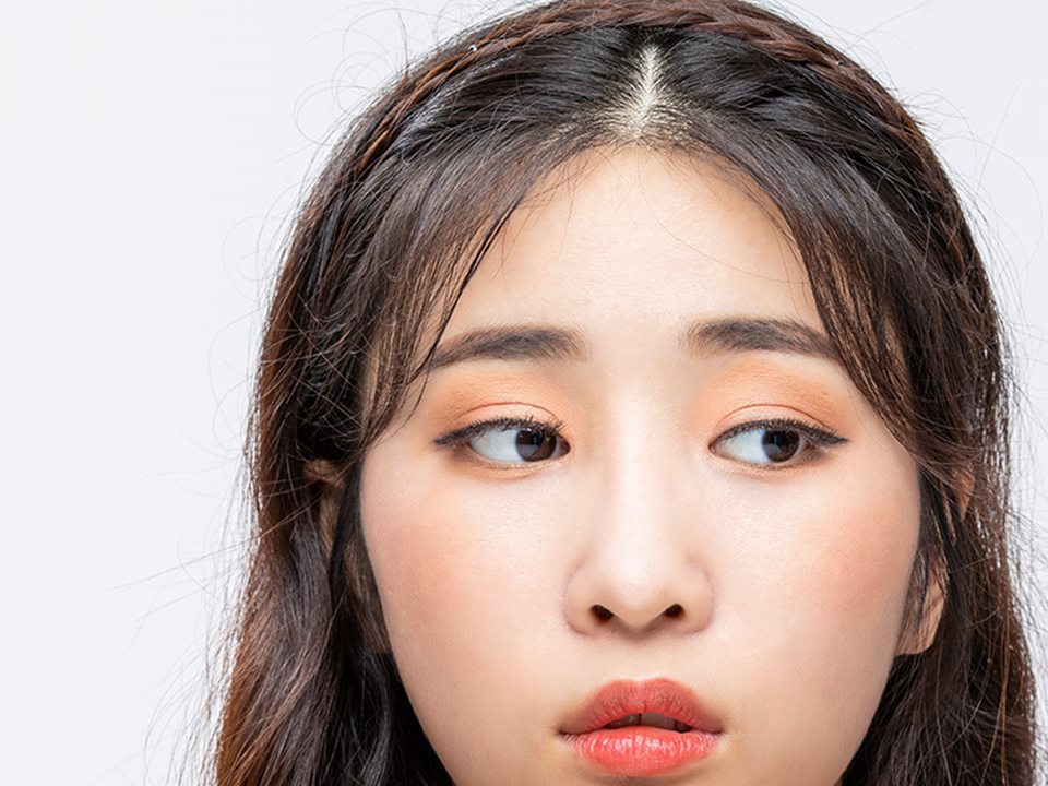헤어라인 제모 상담을 받는 여성
