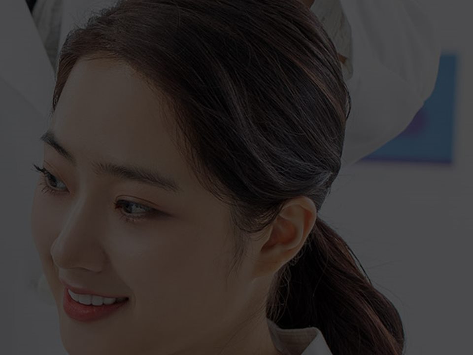 흉터 재건 상담을 진행하는 모습