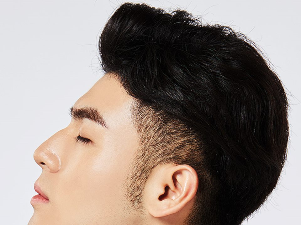 구렛나루 라인이 드러난 남성의 옆모습
