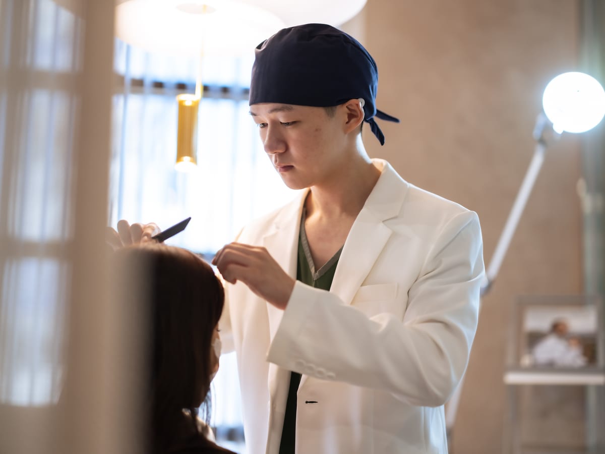 헤어라인 디자인을 그리는 천수환 원장