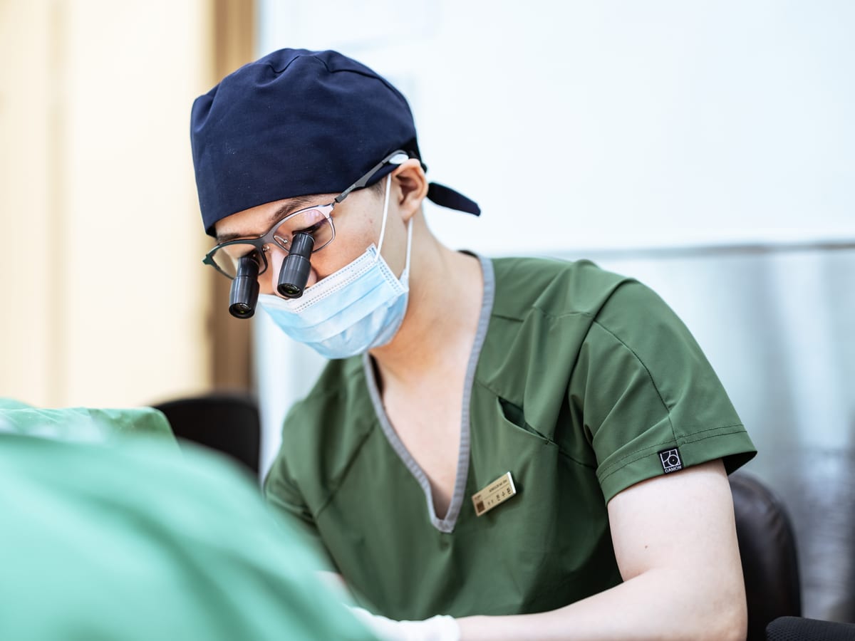 모발이식을 집도하는 천수환 원장