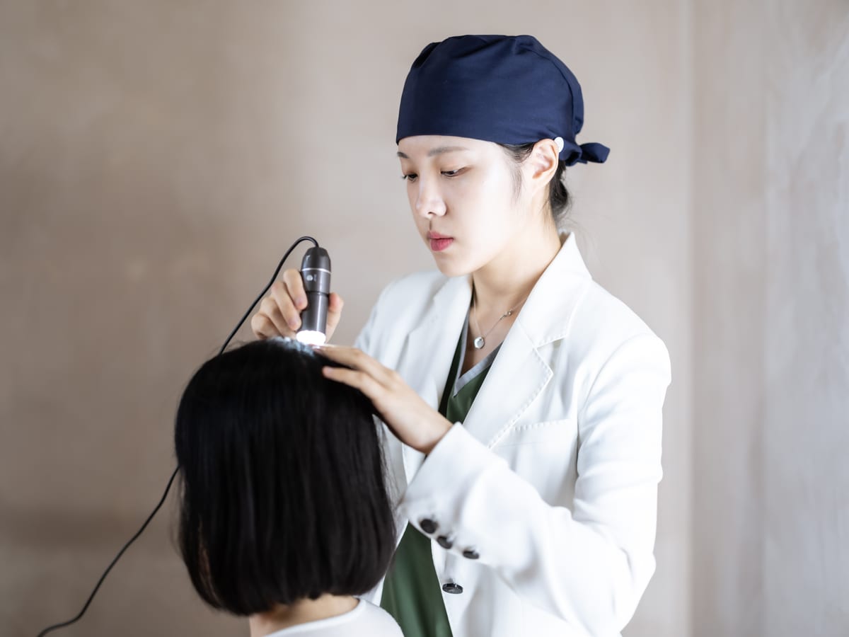 두피 상태를 확인하는 김주희 원장