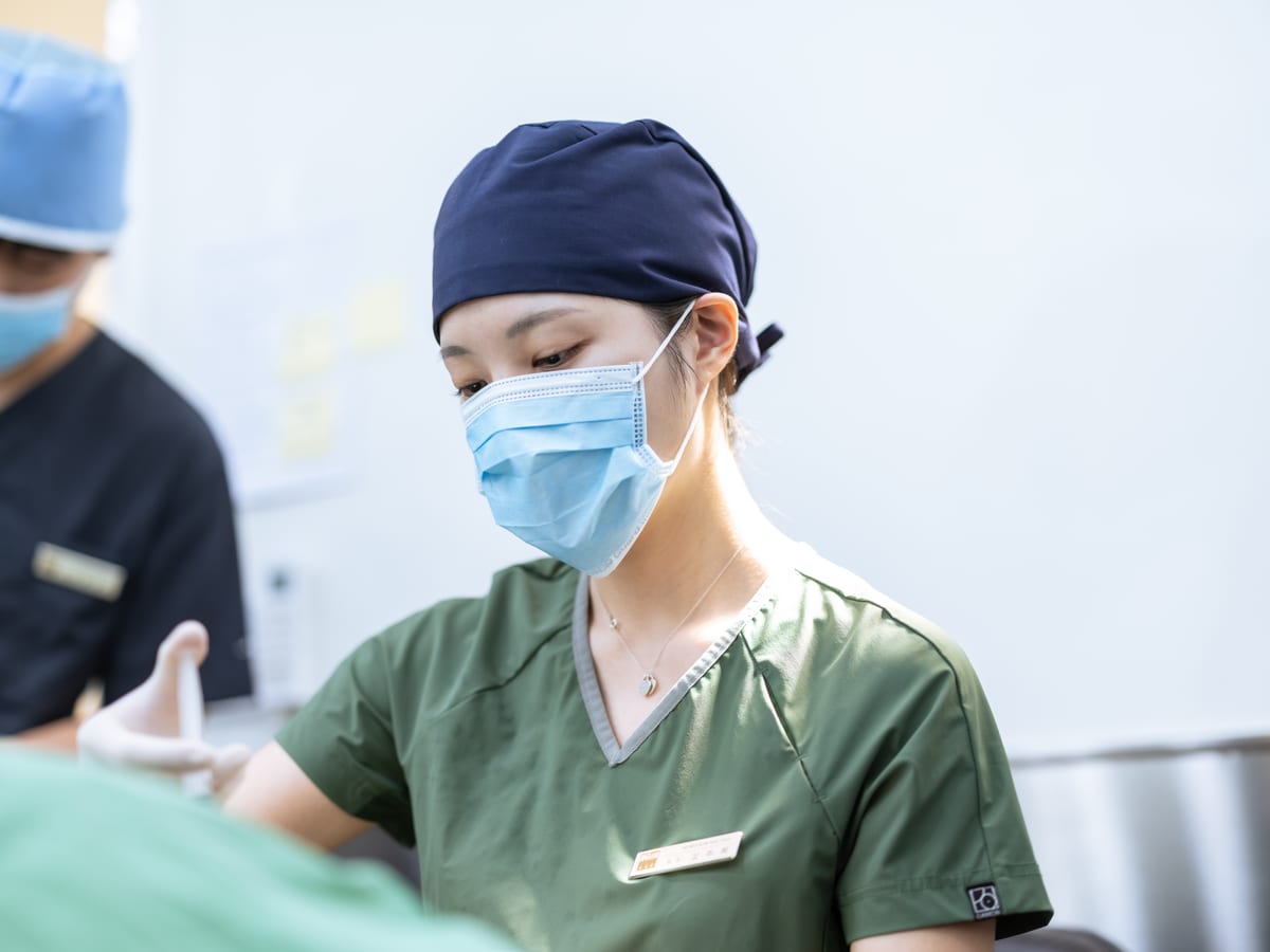 모발이식을 집도하는 김주희 원장
