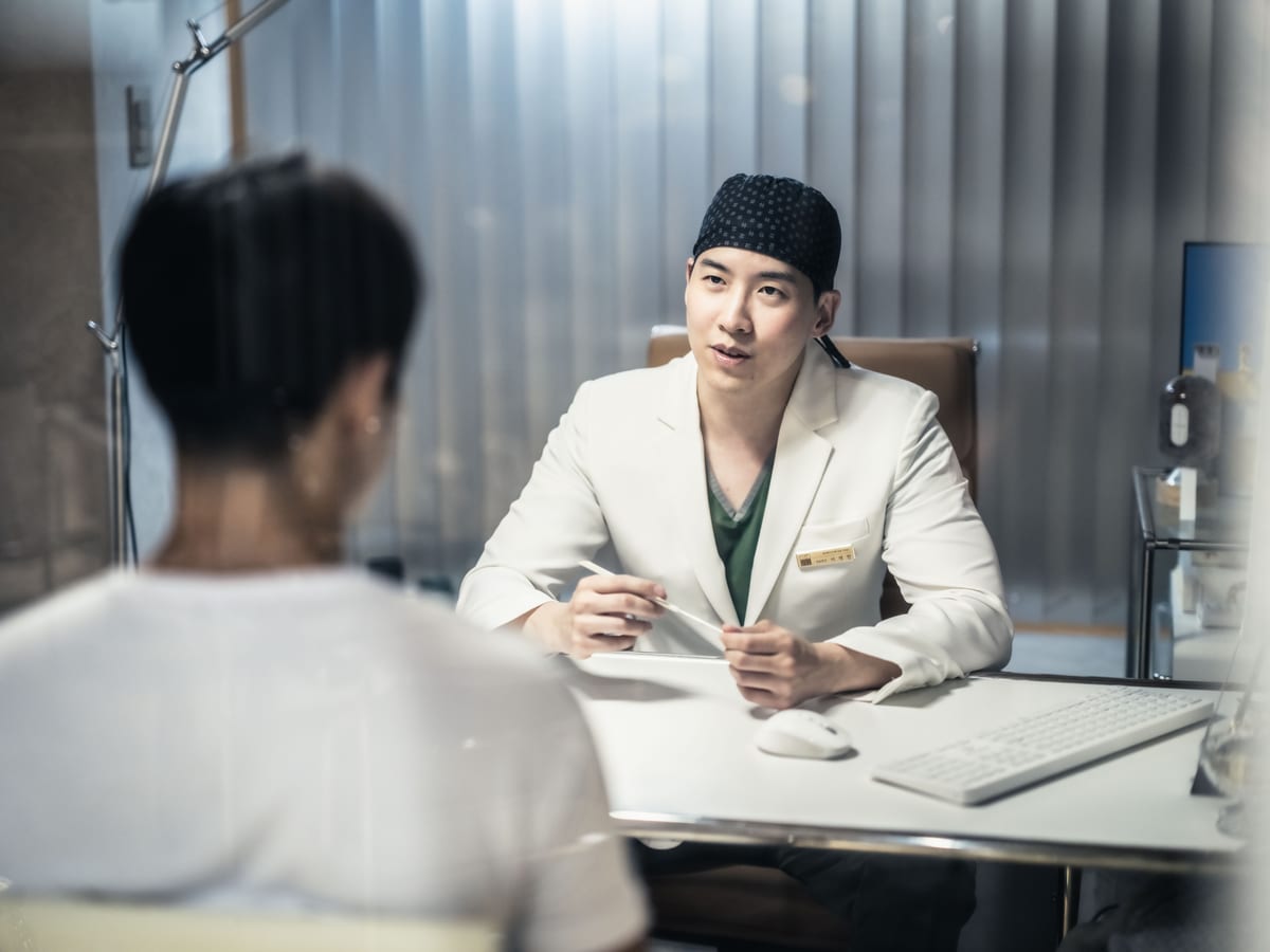 환자와 상담하는 이재민 대표원장